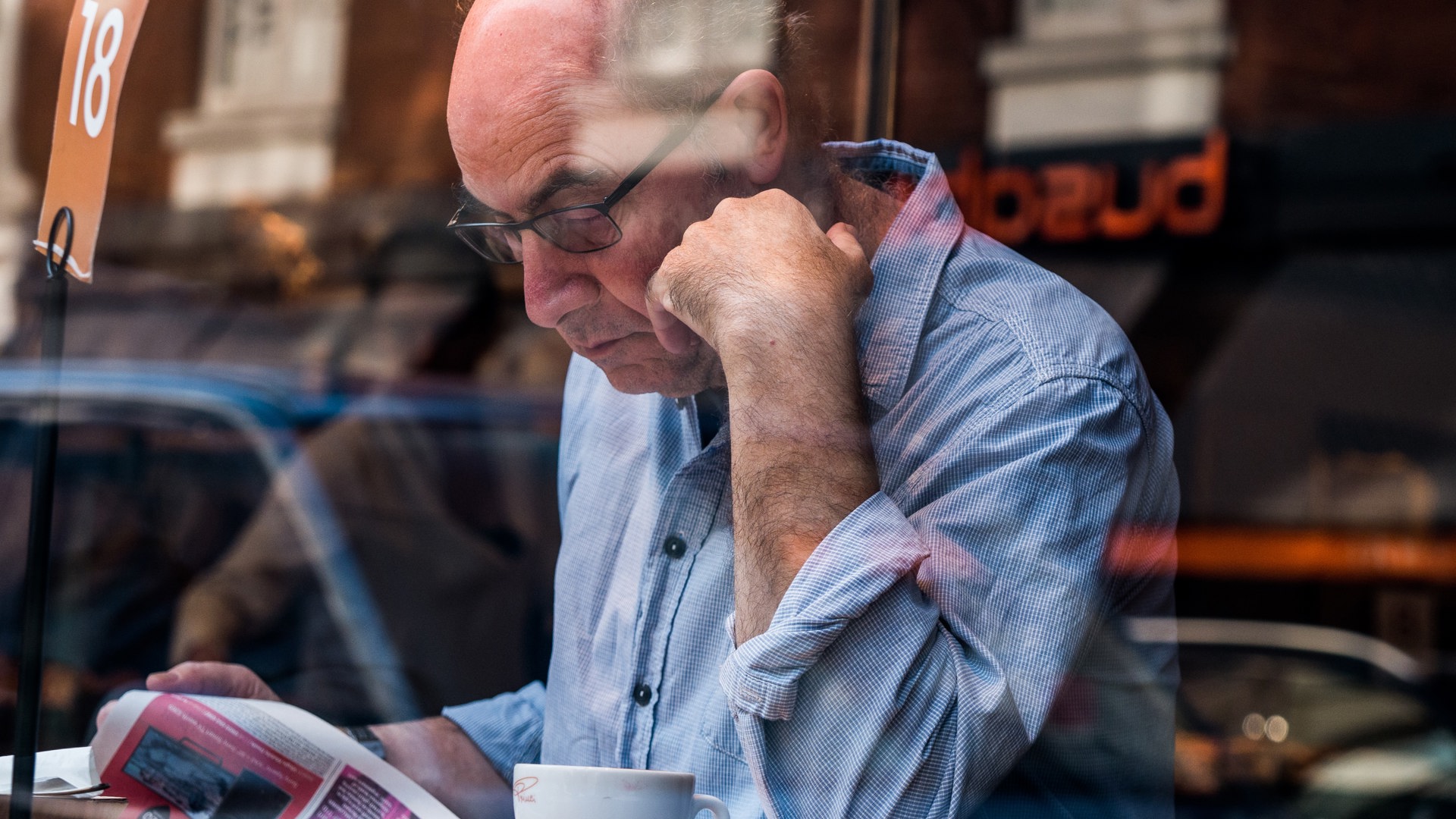 Oude man in koffietentje.jpg