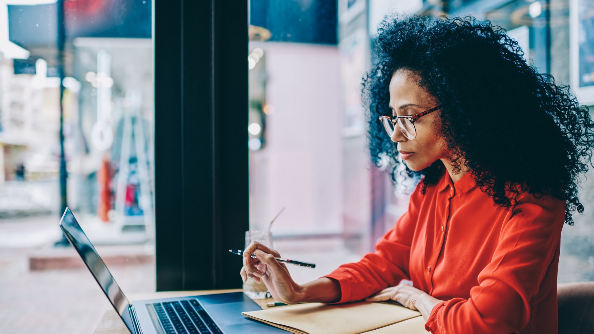 Online Studie LR Shutterstock 1141050629