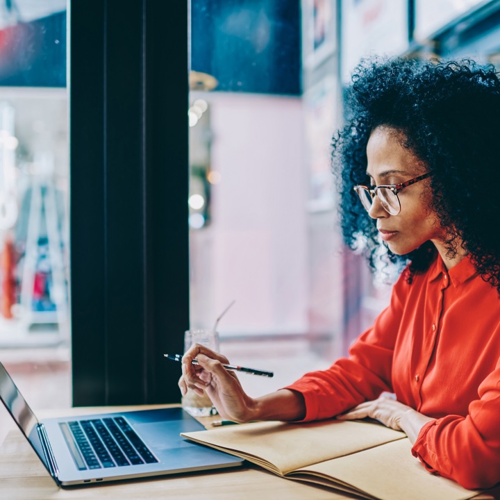 Online Studie LR Shutterstock 1141050629