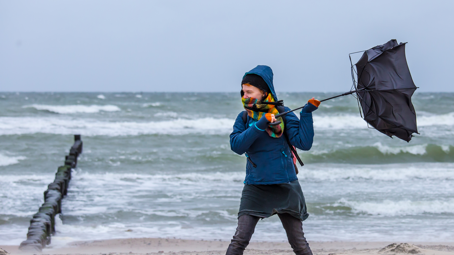 Storm Op Strand HR Shutterstock 1212905419