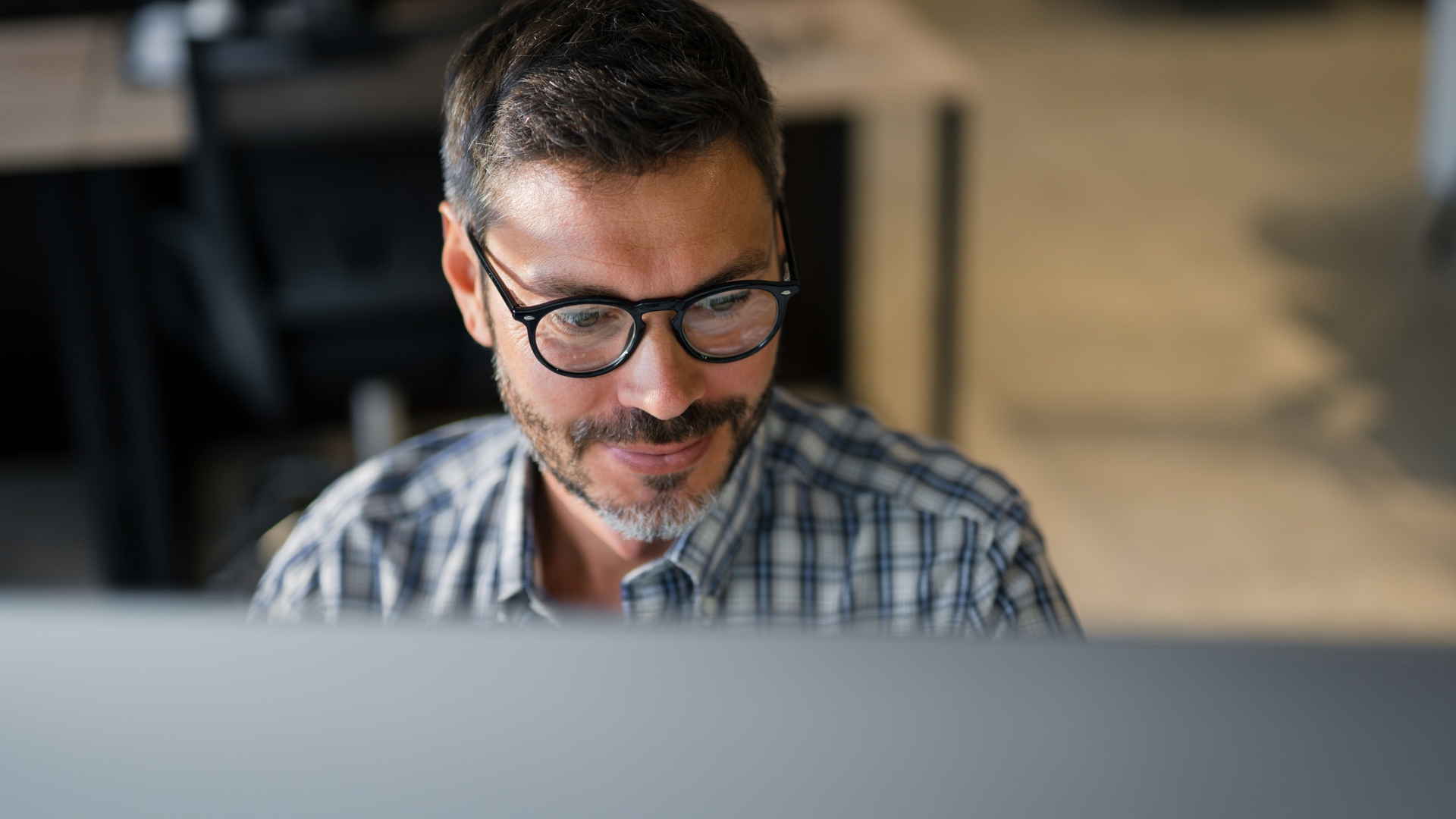 Onlinestudie Man HR Shutterstock 2067931139